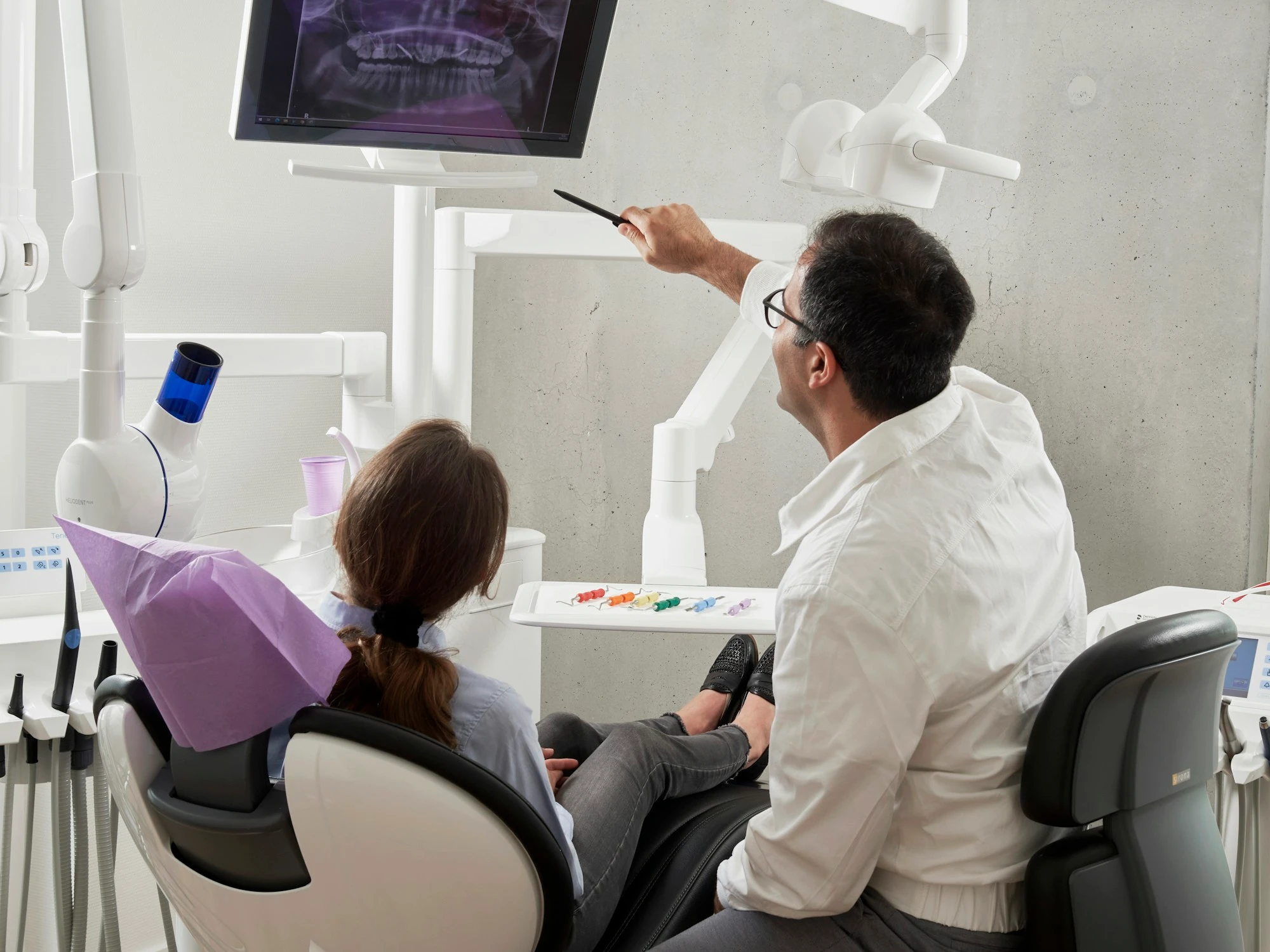 Dentista che mostra al paziente una radiografia panoramica sullo schermo