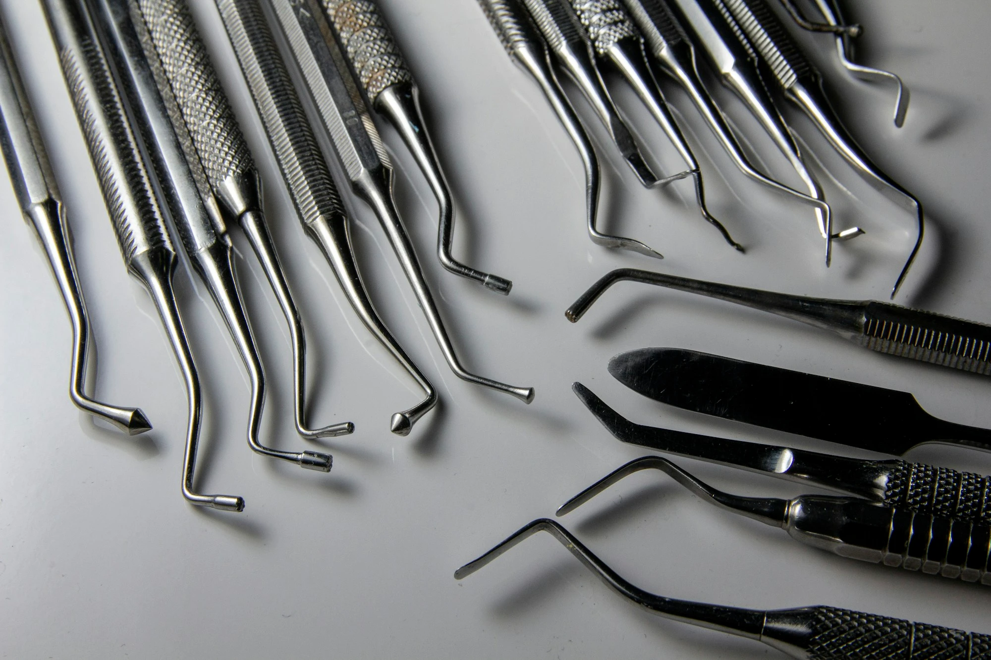 Strumenti odontoiatrici in acciaio pronti per la sterilizzazione